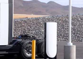 125 kW per i camion: Tesla lancia una colonnina che potrebbe cambiare la logistica elettrica
