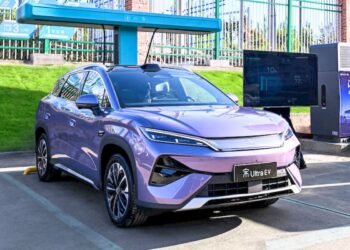 BYD Song Ultra EV percorre 4.395 km con batteria Blade 2.0 e ricarica in 5 minuti