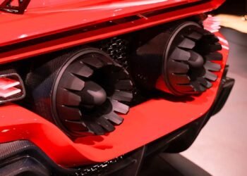 Questa hypercar elettrica vuole fare lo 0-100 km/h in 0,9 secondi con booster a razzo integrati