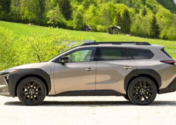 Toyota corregge il suo SUV elettrico con una bZ4X Touring più grande, più resistente e pensata per i lunghi viaggi