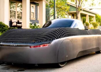 Un’auto volante che salta sopra un Tesla esiste davvero, e Alef promette consegne già nel 2026